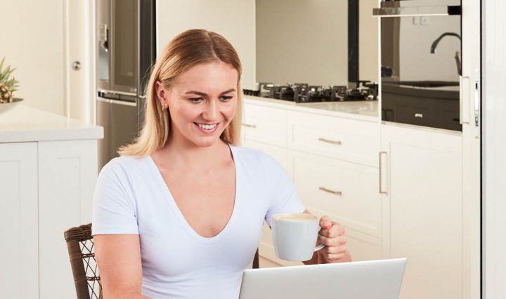 Ariarne Titmus with a cup of coffee in hand.