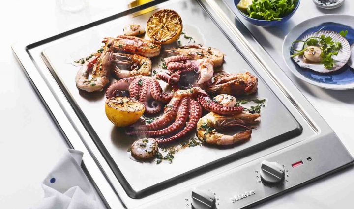 Using the Miele 38cm Cooktop Teppanyaki Grill to prepare our Summertime Seafood Platter with Oregano and Garlic Dressing.